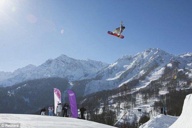 9 Stunt Snowboard yang Sukses Dieksekusi Para Atlet Cewek Cantik Ini