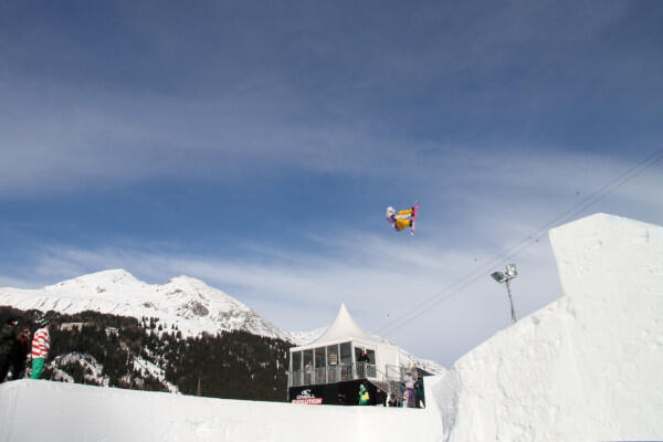 9 Stunt Snowboard yang Sukses Dieksekusi Para Atlet Cewek Cantik Ini