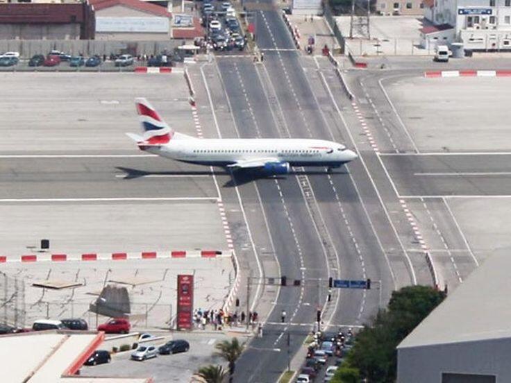 5 Bandara Ini Dinobatkan Sebagai Landasan Pacu Paling Mengerikan di Dunia