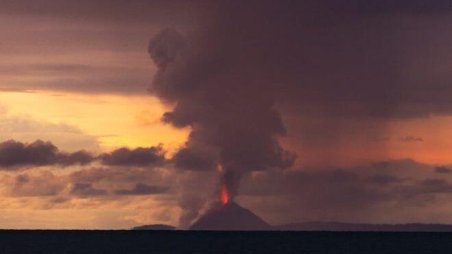 Dentuman Anak Krakatau Hingga Kini Belum Berhenti