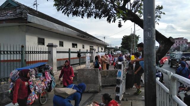 Kesemrawutan Trotoar Stasiun Pasar Minggu