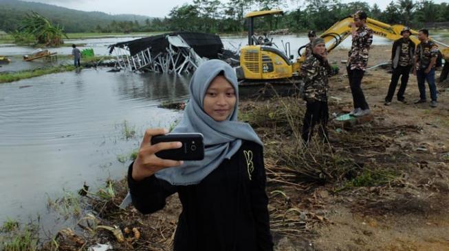 Selfie Dekat Mayat dan Puing Tsunami Selat Sunda, Demi Banyak Like