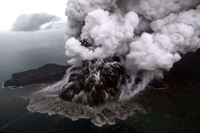 PVMBG Tepis Ahli AS: Anak Krakatau Tak Masuk Fase Mematikan

