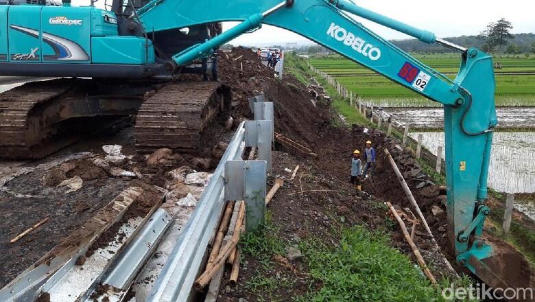 Baru Diresmikan Jokowi, Lereng Jalan Tol di Salatiga Runtuh.