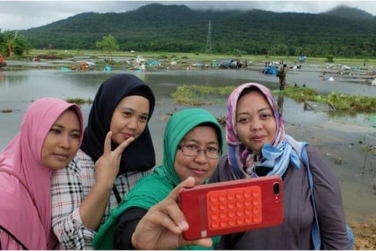 Fenomena Baru &quot;Selfie Background Bencana&quot; Tsunami Selat Sunda