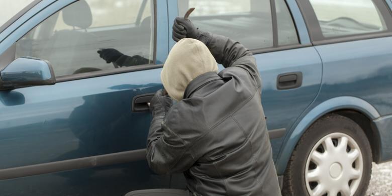 Terkunci Saat Mencuri Mobil, Seorang Pencuri Telepon Polisi