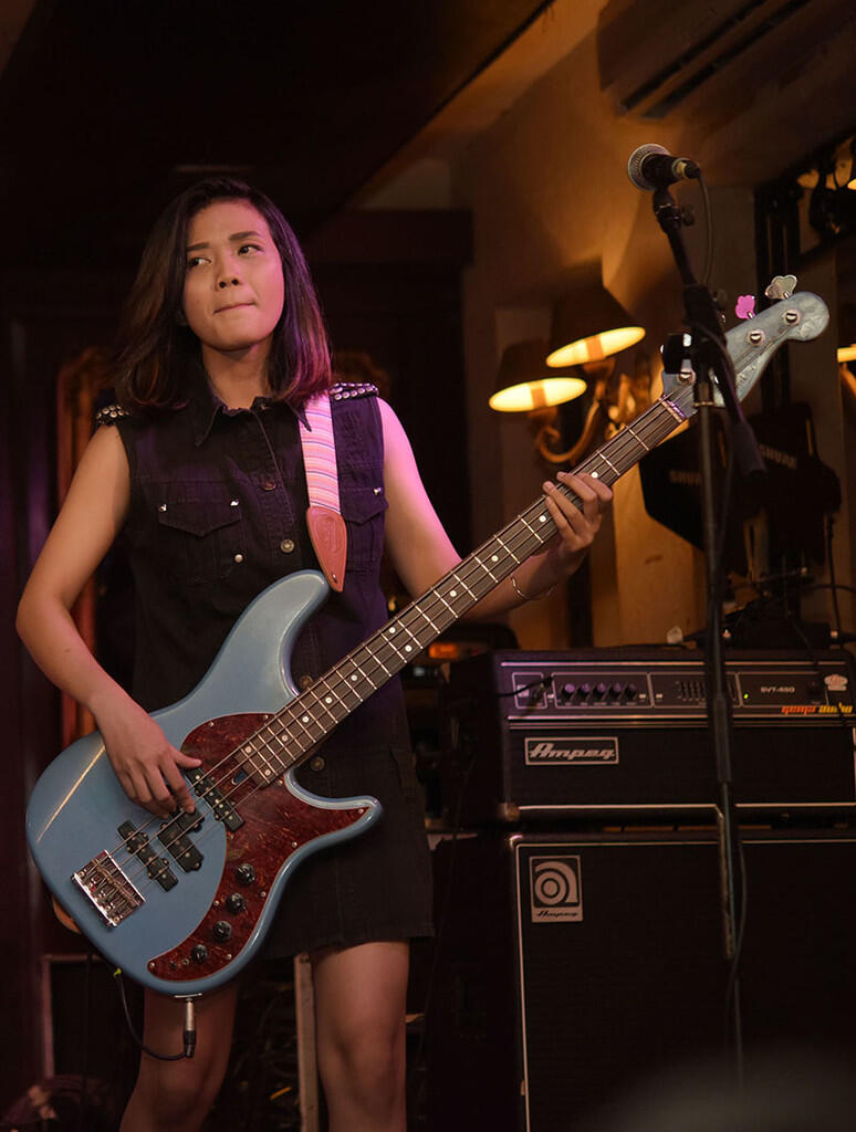 Cewek Seksi Itu Main Bass