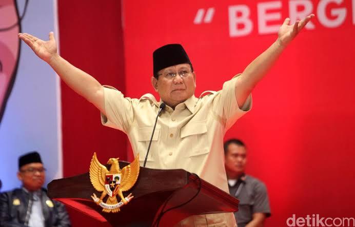 Ngefans, Lucinta Luna Mau Cium Tangan Prabowo