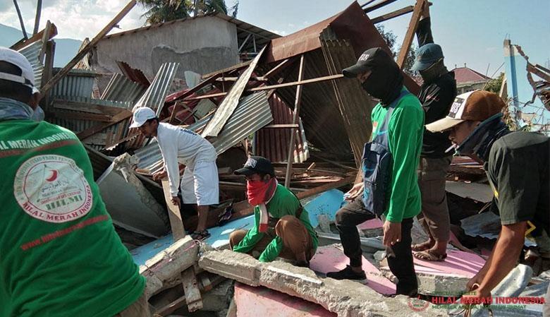 Relawan FPI Ikut Evakuasi Korban Tsunami Selat Sunda