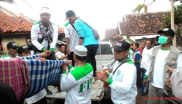 Relawan FPI Ikut Evakuasi Korban Tsunami Selat Sunda