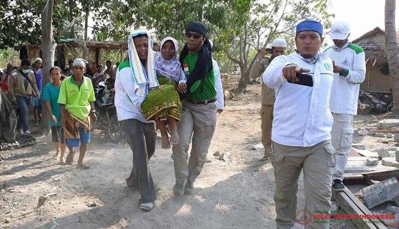 Relawan FPI Ikut Evakuasi Korban Tsunami Selat Sunda