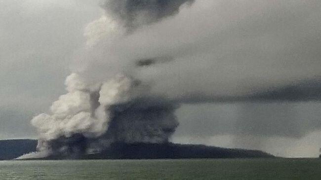 Anak Krakatau Keluarkan Asap Hitam dan Awan Panas