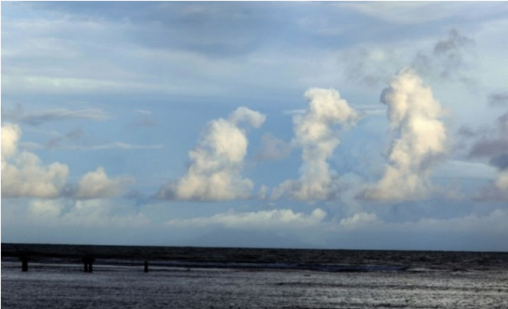 Awan Berlafaz Allah Terpampang di Atas Gunung Anak Krakatau