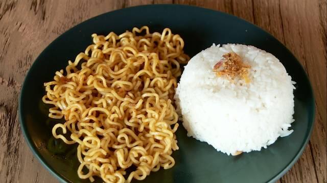 10 Kebiasaan Makan Orang Indonesia yang Unik dan Bikin Ngakak!