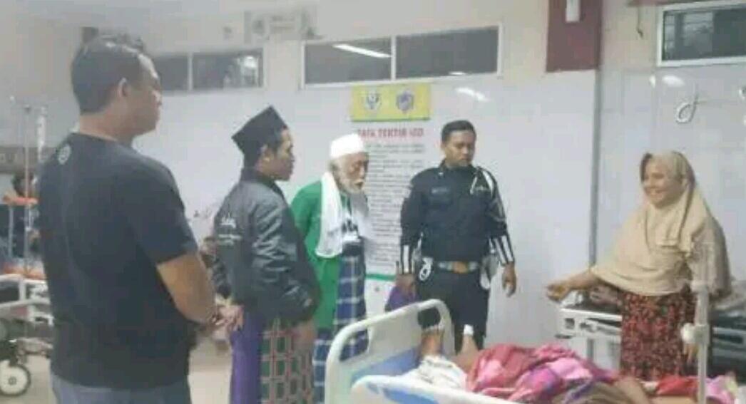 Ekspresi Ulama Kharismatik Ini Berubah Saat Tengok Korban Tsunami di Banten