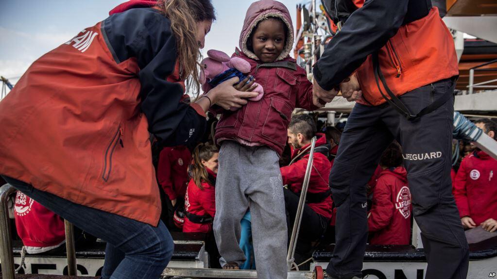 Setelah Seminggu di Laut, Kapal Bermuatan 300 Migran Tiba di Spanyol