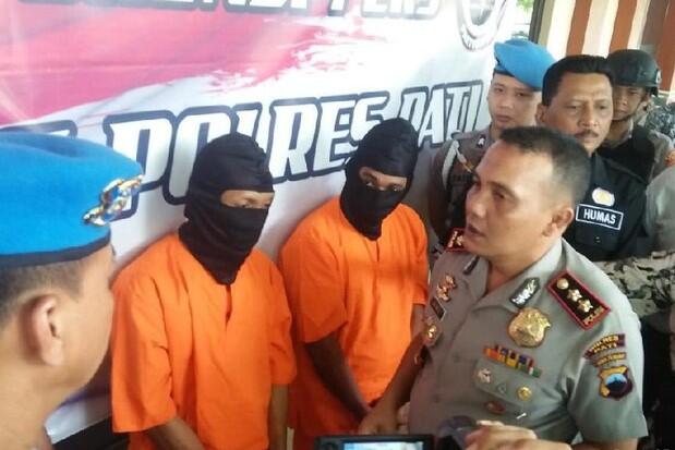 Mengaku Bukan Pasangan Sejenis, Dua Pria Bugil Berpelukan di Mobil Karena Alasan Ini