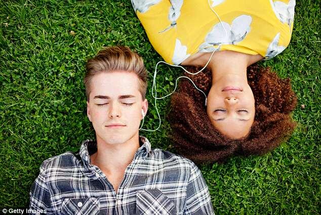 Headphone dan Earphone, Lebih Bahaya yang mana?