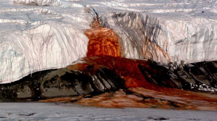 Kawah Ijen hingga Air Terjun Merah Darah, Ini 7 Fenomena Alam Aneh di Muka Bumi