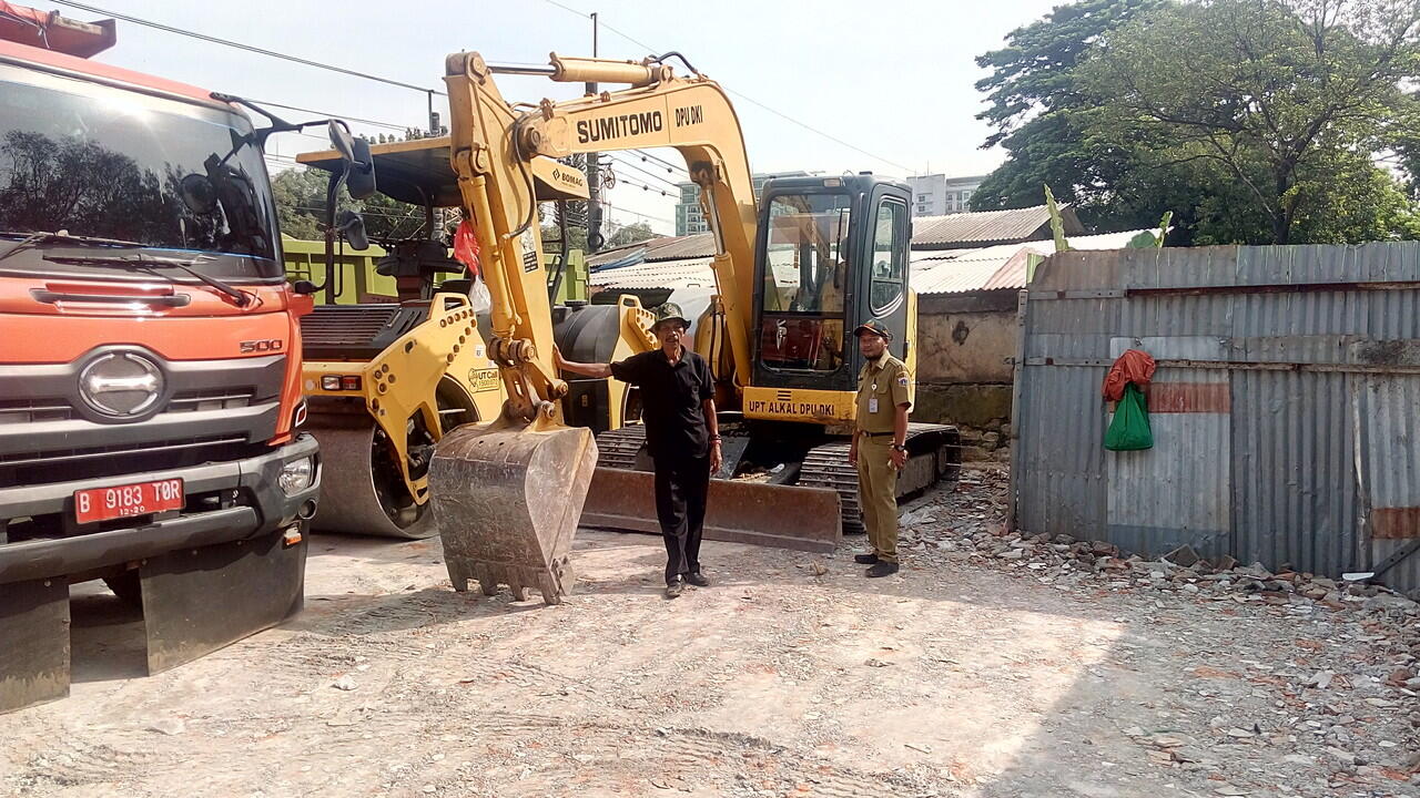 "Seksi Lingkungan Hidup Kecamatan Pancoran Swadaya Perbaiki Dipo Sampah DPR"