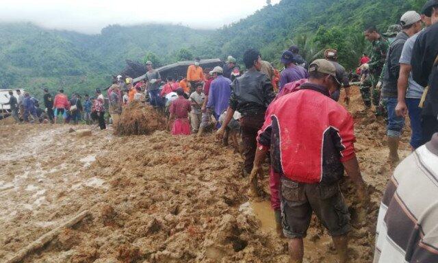 Warga Padati Lokasi Longsor Cisolok Sukabumi, Evakuasi Terhambat