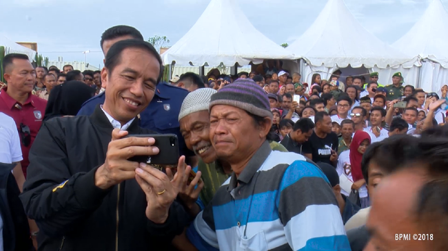 Sambut Tahun Baru 2019, Jokowi Sarungan dan Undang PKL ke Istana Bogor