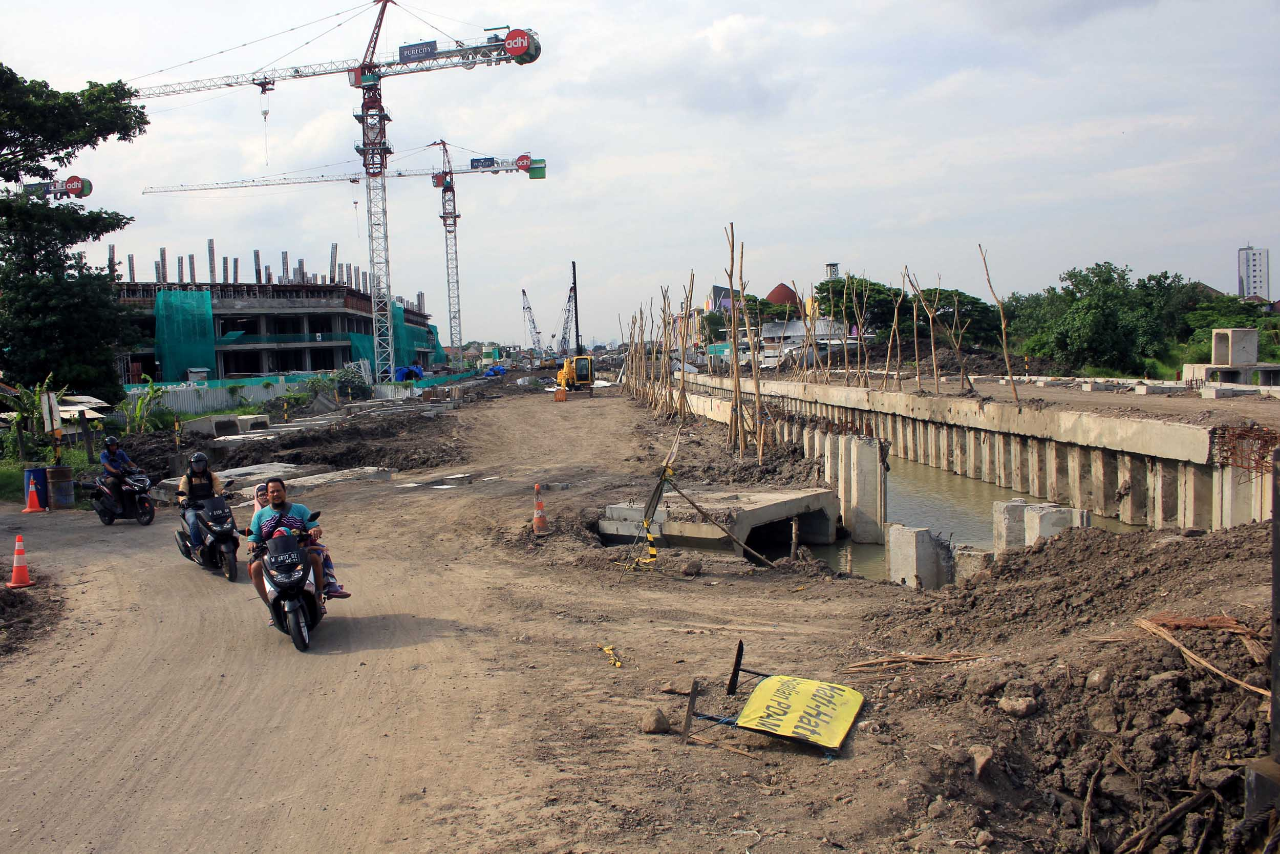 Proyek Besar Bikin Retak