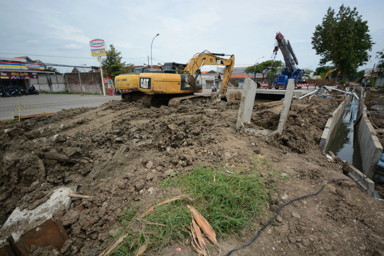 Proyek Besar Bikin Retak