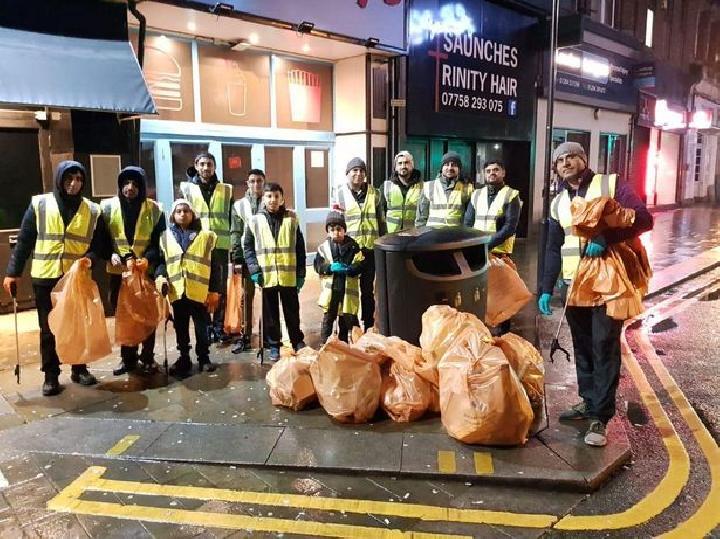 1.000 Pemuda Muslim Kumpulkan Sampah Tahun Baru di Inggris