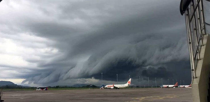 Heboh Awan Misterius di Langit Bandara Hasanuddin
