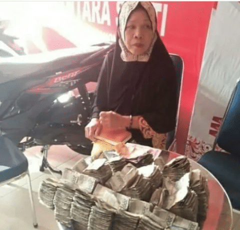 Viral !! Ibu Ini Bawa Duit Pecahan 2 Ribuan Sekarung Buat Beli Motor?