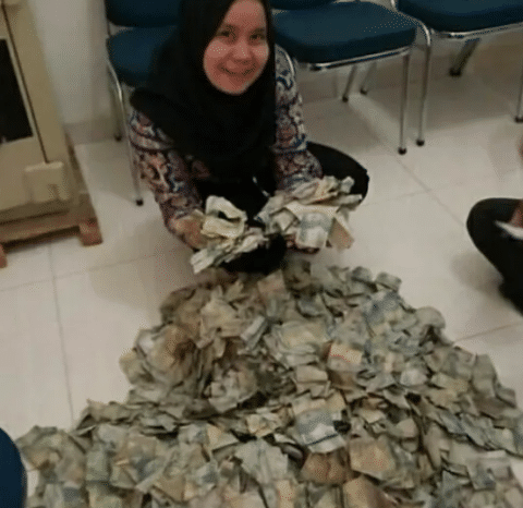 Viral !! Ibu Ini Bawa Duit Pecahan 2 Ribuan Sekarung Buat Beli Motor?