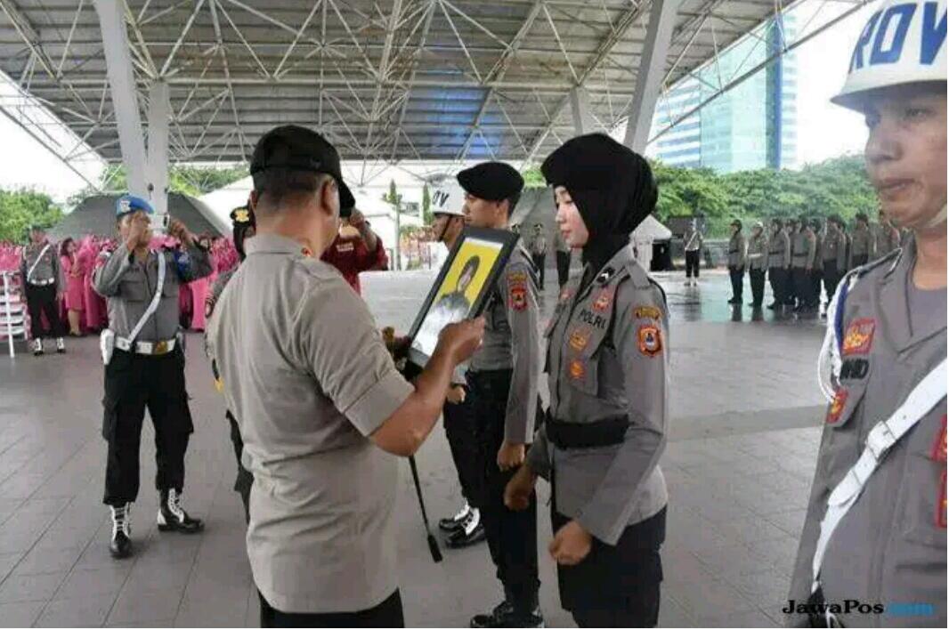 Tertipu oleh Pembunuh, Polwan di Makassar Dipecat Usai Selfie Vulgar