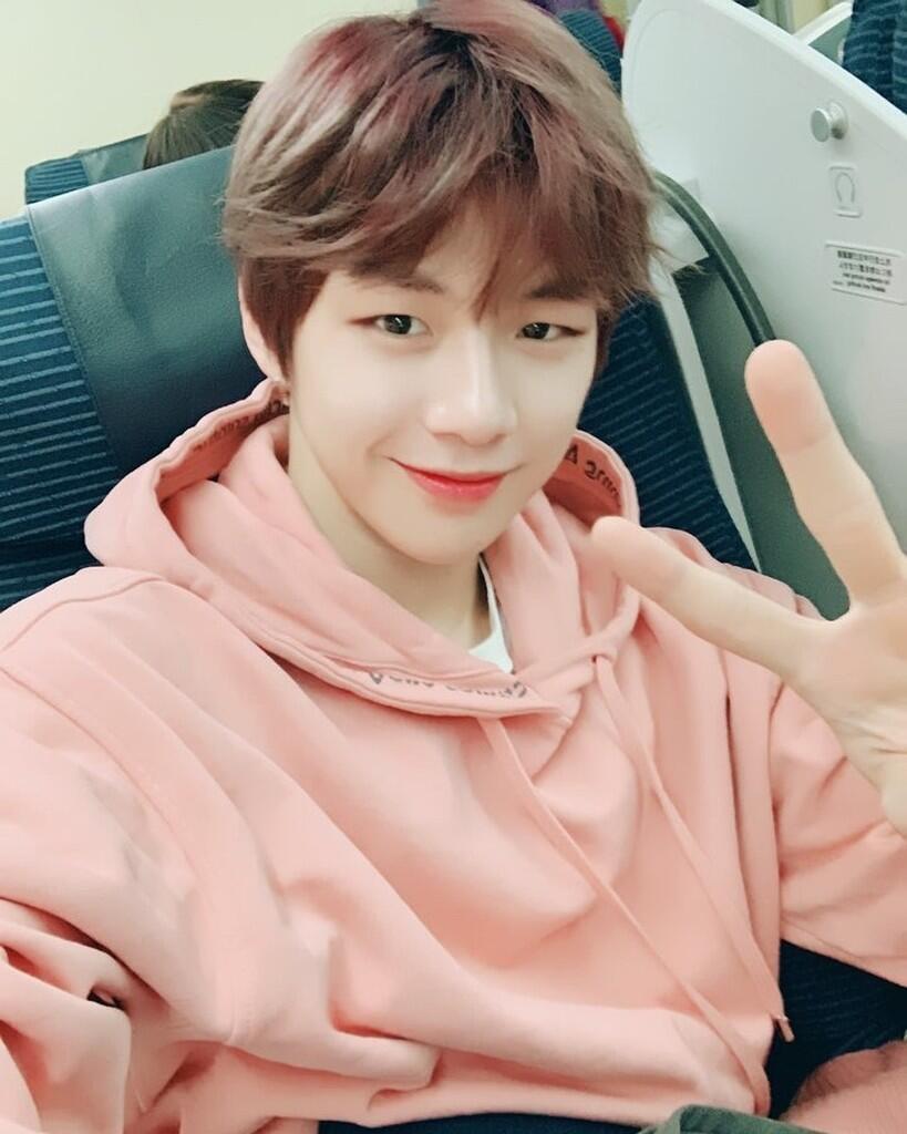 Power of Orang Ganteng: Kang Daniel Kalahkan Rekor Paus Francis di Instagram!