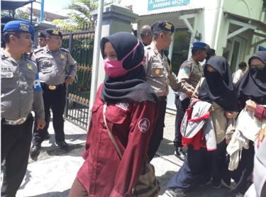 Puluhan orang bubarkan acara Ahmadiyah di Bandung, panitia 'pasrah', polisi bantah...