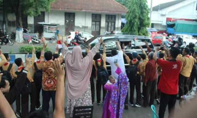 Ponorogo Pecah! Kunjungan Jokowi Disambut Warga Salam Dua Jari