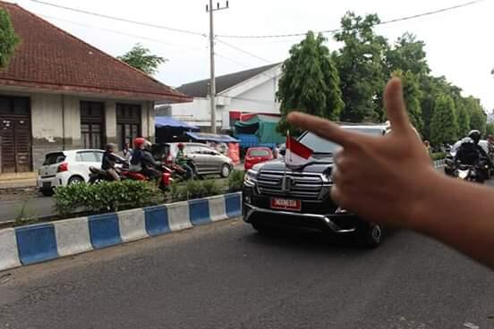 Ponorogo Pecah! Kunjungan Jokowi Disambut Warga Salam Dua Jari