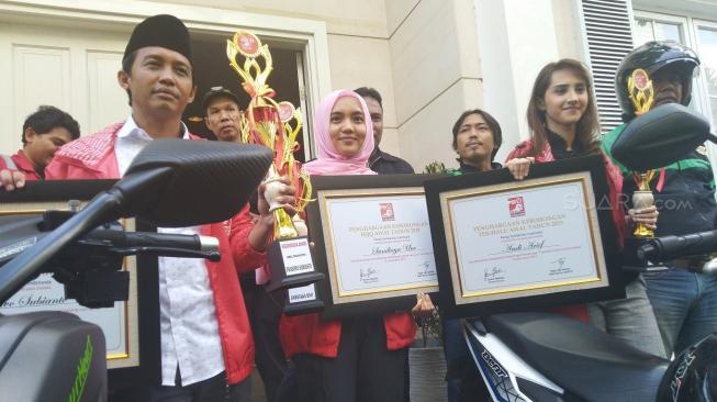 Dikirim Lewat Ojek Online, Ini Penampakan Piala Kebohongan Award Prabowo