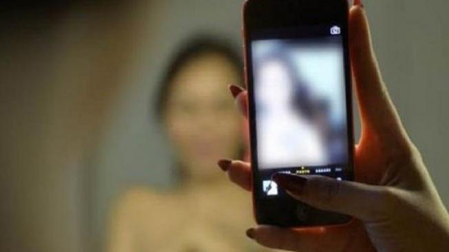 Foto Seksinya Tersebar, Brigpol Dewi Dipecat Secara Tidak Hormat