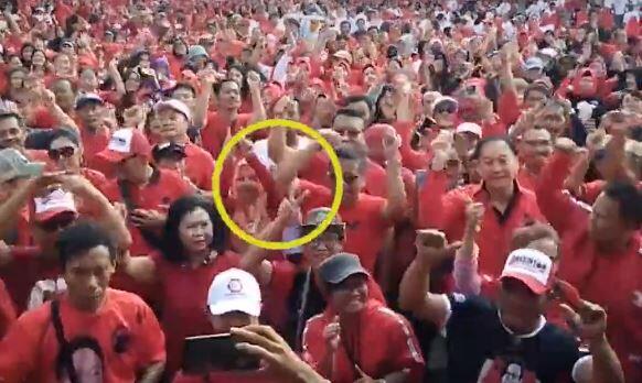 Acungkan Dua Jari di Parade PDIP, Hasto Tegur Simpatisan