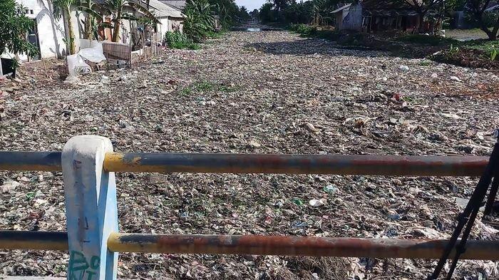 Tumpukan Sampah di Kali Pisang Batu Tarumajaya Bekasi Munculkan Daratan Baru
