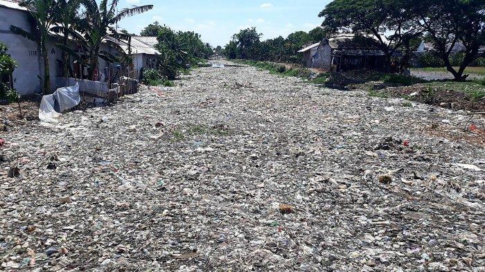 Tumpukan Sampah di Kali Pisang Batu Tarumajaya Bekasi Munculkan Daratan Baru