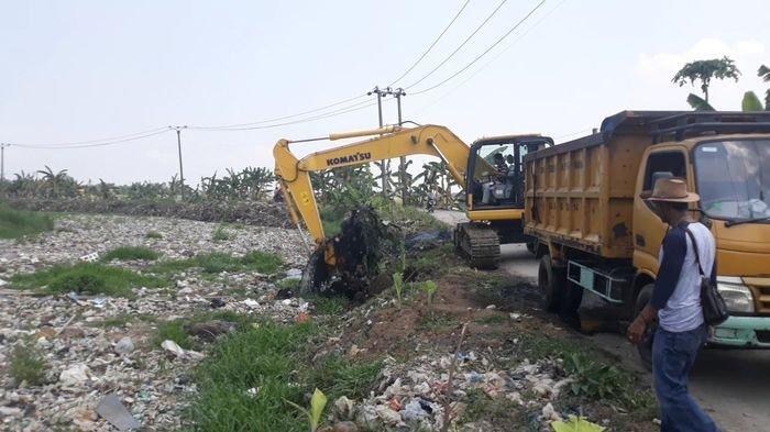 Tumpukan Sampah di Kali Pisang Batu Tarumajaya Bekasi Munculkan Daratan Baru
