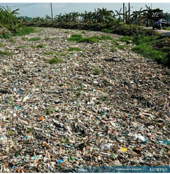 Tumpukan Sampah di Kali Pisang Batu Tarumajaya Bekasi Munculkan Daratan Baru