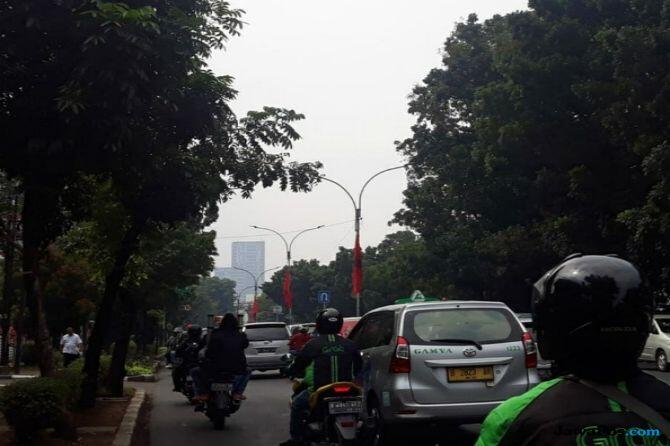 Puluhan Bendera PDIP Terpasang di Tiang Lampu Jalan