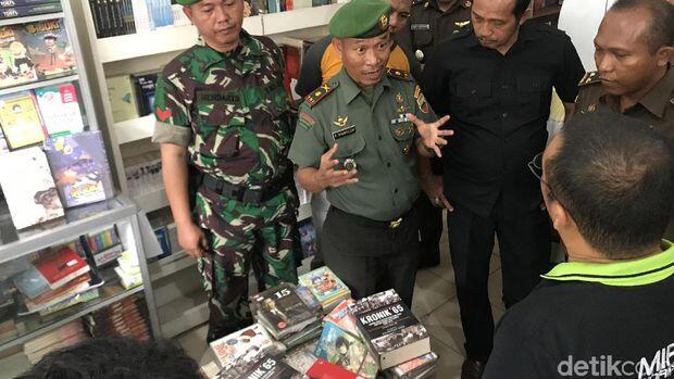 Aparat Amankan Sejumlah Buku Berunsur PKI di Padang