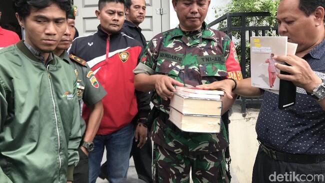 Aparat Amankan Sejumlah Buku Berunsur PKI di Padang