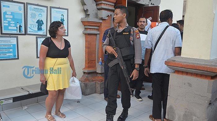 Bule Inggris Terdakwa Penampar Petugas Imigrasi Ngamuk Usai Dituntut Setahun Penjara