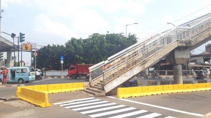 Waspada! Tangga JPO Dewi Sartika Berada di Tengah Jalan
