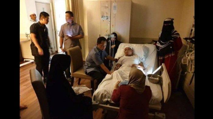 Beberapa Istri Ustaz Arifin Ilham Mengelilingi Saat Jenderal Tito Jenguk Suami Mereka